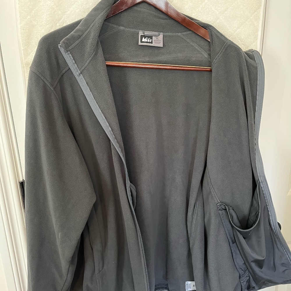 Mens REI 3XL fleece jacket, light gray
